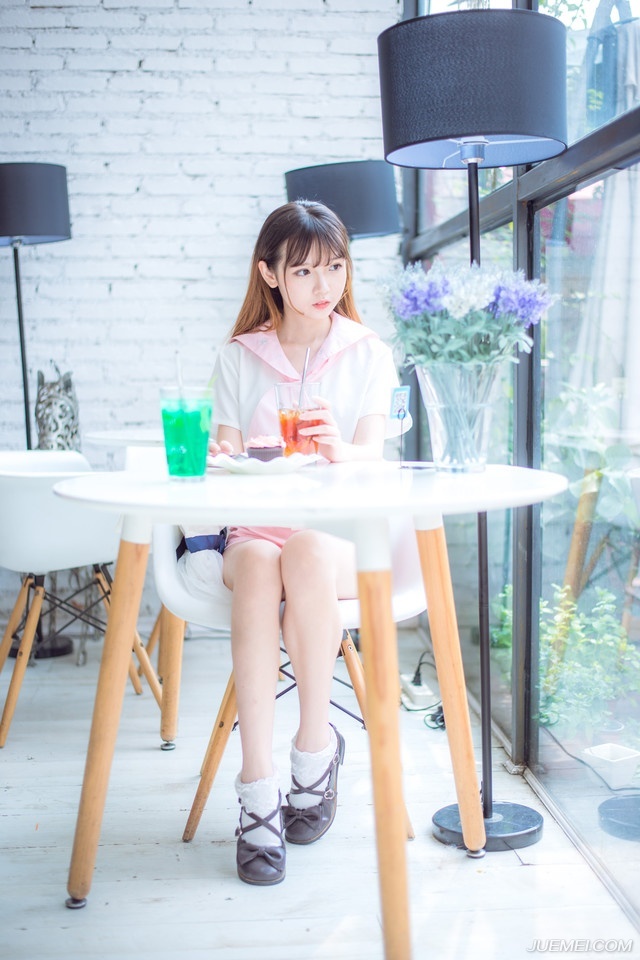 “孝直，几年不见，你跟那老狐狸学得一套还真管用。”城中的战斗已经接近尾声，零星的抵抗并不能为这已经倾倒的成都城带来任何变故，庞统和魏延找到了法正和张松，微笑道。